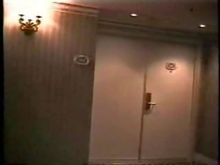 Keamanan menjaga keparat indah wanita di hotel hallway