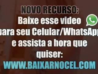 Casada se masturba לא banheiro enquanto o marido dorme