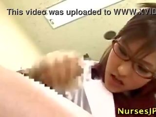 Sjuksköterska slick pacient röv tills honom sperma
