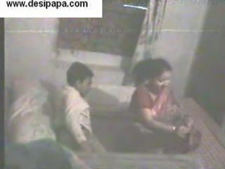 Індійська пара таємно знятий в їх спальня проковтування і має секс відео кожен другий