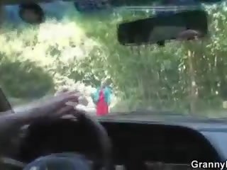 Gammel ludder blir spikret i den bil av en fremmed