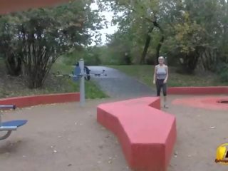 Jump và đang chạy khỏa thân trong công khai công viên qua katerina-hartlova