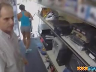 Muscolare latina cutie scopata in pawn negozio