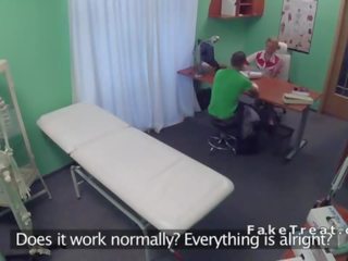 Blondīne medmāsa fucks liels dzimumloceklis uz birojs uz viltojums slimnīca