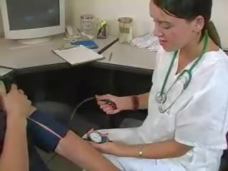 Femeie medic measures lui băț video