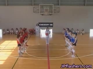 Asiática baloncesto players son encima