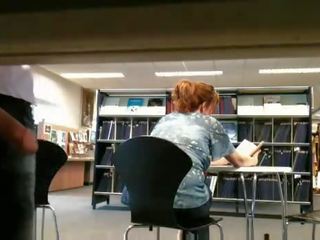 Feit eskorte blinkende i offentlig bibliotek