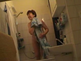 Ceko dewasa milf jindriska sepenuhnya telanjang di kamar mandi