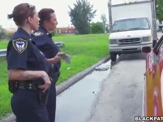 Жінка cops тягнути над чорна suspect і смоктати його пеніс