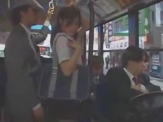 Aziāti pusaudze mīļotā sagrupētas uz autobuss līdz grupa