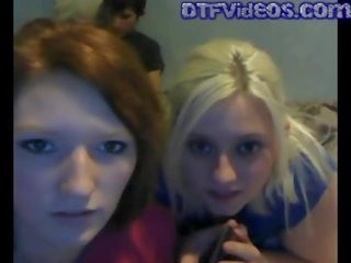 Webcam bertiga dengan 2 concupiscent remaja pussies
