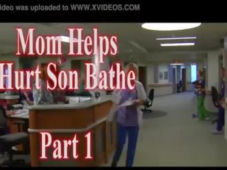 Mẹ giúp đau con trai bathe phần một