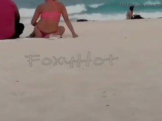 Mostrando el culo en tanga por la playa y calentando a hombres&comma; yksin dos se animaron a tocarme&comma; video- completo en xvideos punainen