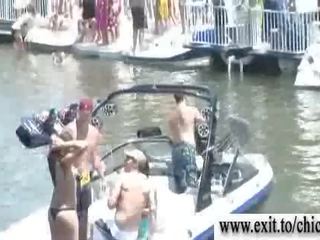 Outrageous ביקיני אפרוחים ב ציבורי סירה מסיבה vid