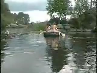三 轰动的 女孩 裸体 女孩 在 该 丛林 上 船 为 成员 打猎