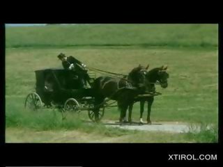 ক্লাসিক সাদা তরুণ নারী পাছা চাটা মধ্যে একটি carriage
