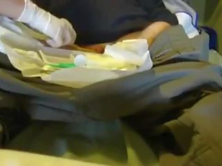 Enfermeira bate uma punheta पैरा o tetraplegico