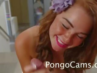 جذاب أحمر الشعر في سن المراهقة يعطي اللسان - www.pongocams.com