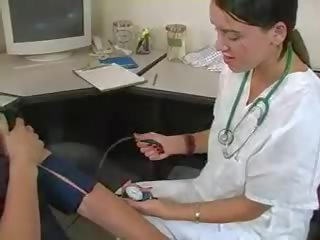 Θηλυκός medic measures του ραβδί βίντεο