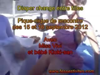 Couche changement entre filles chez fessestivites