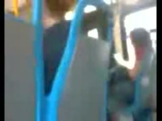 Това момък е луд към мижитурка край в на автобус