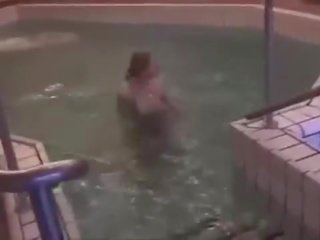 Cuplu fucks în schimbarea cameră de piscina voieur - damncam.net