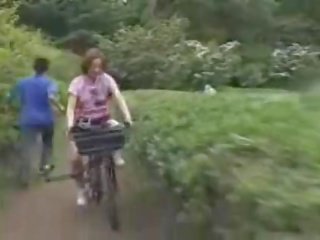 Japonesa lassie masturbado mientras cabalgando un specially modified adulto vídeo bike!