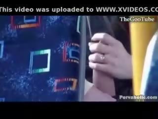 Qelizë kamera kap bj në publike autobuz