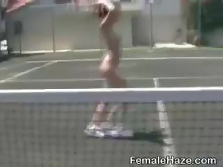 Κολλέγιο κορίτσια πάρει γυμνός επί τένις δικαστήριο κατά την διάρκεια καψόνια