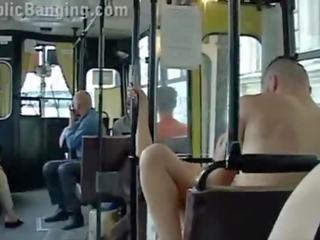 Ekstrēms publisks netīras saspraude uz a pilsēta autobuss ar visi the passenger vērojošas the pāris jāšanās