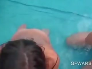 Lesbos pemukulan masing-masing lain pussies di sebuah plastik kolam renang di luar