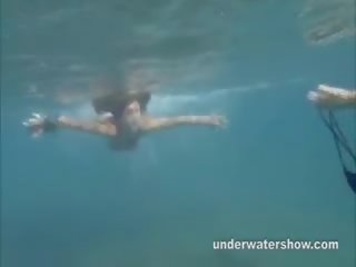 Julia et masha sont nage nu en la mer