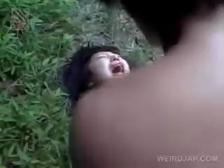 Dễ vỡ á châu damsel nhận tàn nhẫn fucked lược ngoài trời