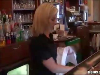 Ξανθός/ιά barmaid earns μερικοί για xxx συνδετήρας σε μπαρ