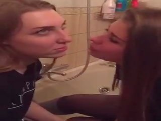 [periscope] divi russians lesbietes izgatavošana ārā par vannas istaba
