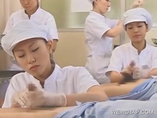 Japonská zdravotní sestra slurping připojenými opčními ven na otočil na člen