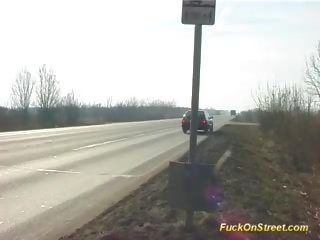 Gek amateur meisje krijgt sperma volgende naar auto