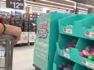 A реальний дивак recording a exceptional ціпонька на walmart -