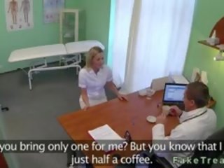 Enticing blondýna sestrička fucked podľa medic v jeho kancelária