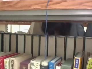 Jeune écolière peloté en bibliothèque