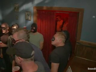 Captured dekhengst is brutaal gebruikt in een bar vol van randy gemaskerd mensen