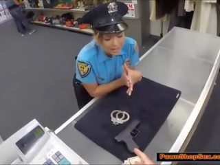Поліція офіцер pawns її зброя & є трахкав