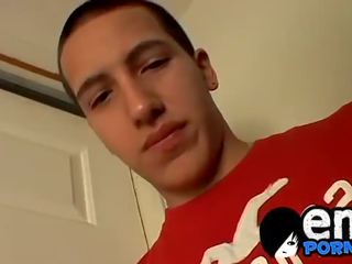 Привлекателен гей пич мастурбира в негов стая