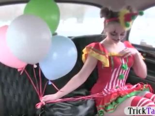 Момиче в клоун костюм прецака от на шофьор за безплатно fare