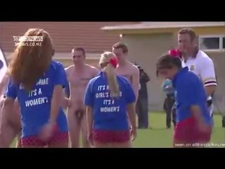 Őrült rugby leszbikus csapat játszik meztelen