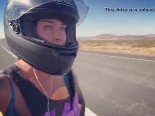 Felicity feline motorcycle cativante a montar aprilia em sutiã