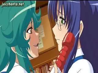 Anime lesbiche godendo un rosso dildo