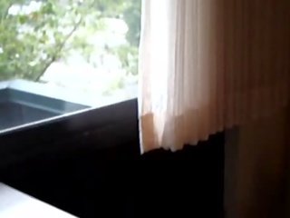 Amadora esposa piscando em o hotel janela