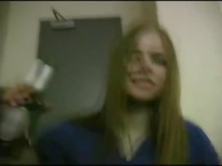 Avril lavigne piscando sutiã.