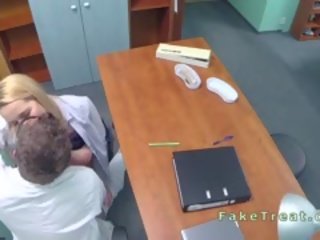 Ιατρικό άνθρωπος fucks sales γυναίκα σε ένα γραφείο
